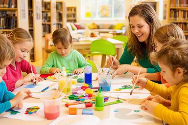 Kinderen nemen deel aan een creatieve activiteit in een bibliotheek in Nissewaard
